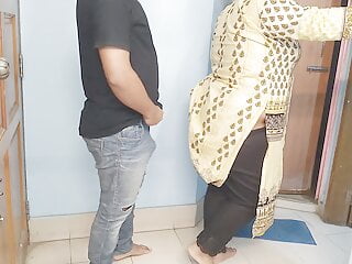 (ghar kee saphaee karate hue maa ko chodane ko majaboor) Indian step-mother poked while cleaning the building - Hindi Audio
