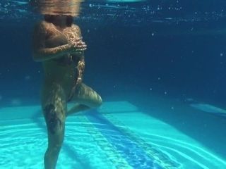 'Canadian porn industry star Heidi jacks by the pool'