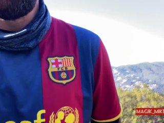 P1 DICKFLASH- cougar cachonda no puede resistirse a masturbar a un fanÃ¡tico del FC Barcelona en un par