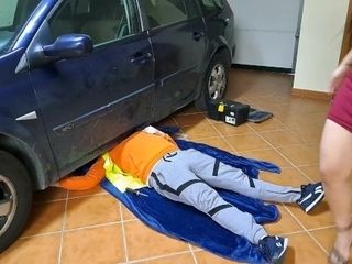 'Big booty wifey pummels the mechanic'
