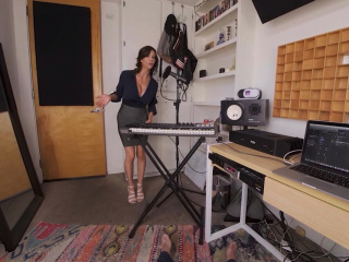 VR plowers accomplished Singer Alexis Fawx sucking A boner
