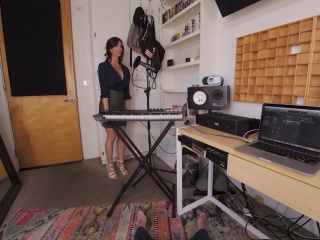 VR plowers accomplished Singer Alexis Fawx sucking A boner